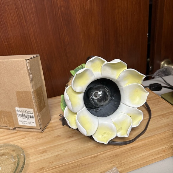 Home interiors Retired fragrance warmer magnolia shaped - Picture 8 of 12